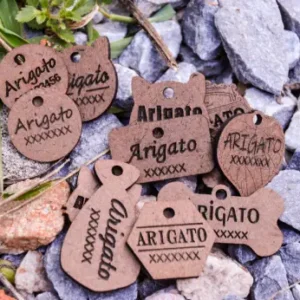 Plaquitas de madera con identificación